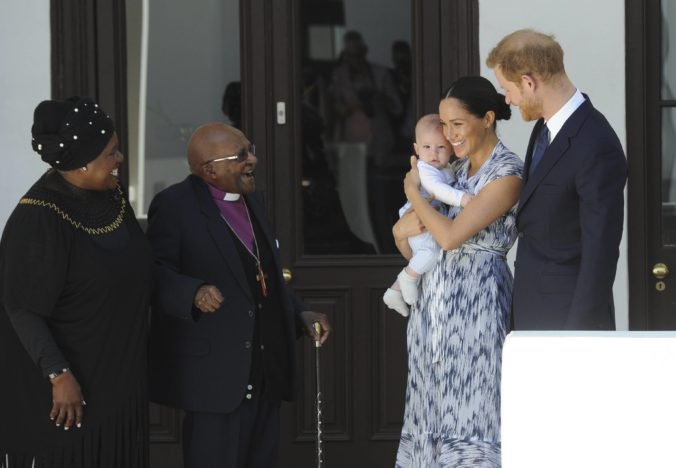 Princ Harry s manželkou Meghan a synom sa počas cesty v Afrike stretli s arcibiskupom Tutuom