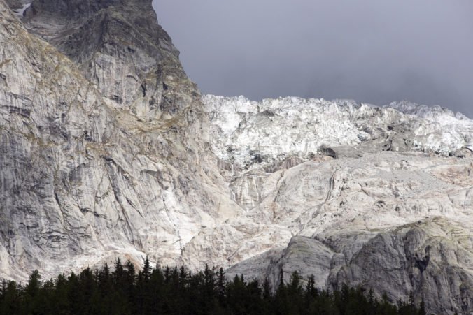Časť ľadovca Planpincieux na Mont Blancu sa môže zrútiť do údolia, monitorovať ho bude radar