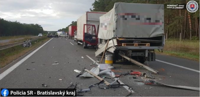 Foto: Diaľnicu D2 v smere do Bratislavy museli uzavrieť, zrazili sa dva nákladiaky a osobné auto