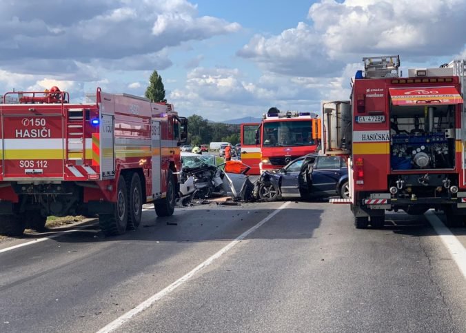 Pri vážnej dopravnej nehode medzi Šintavou a Šoporňou zomrela jedna osoba
