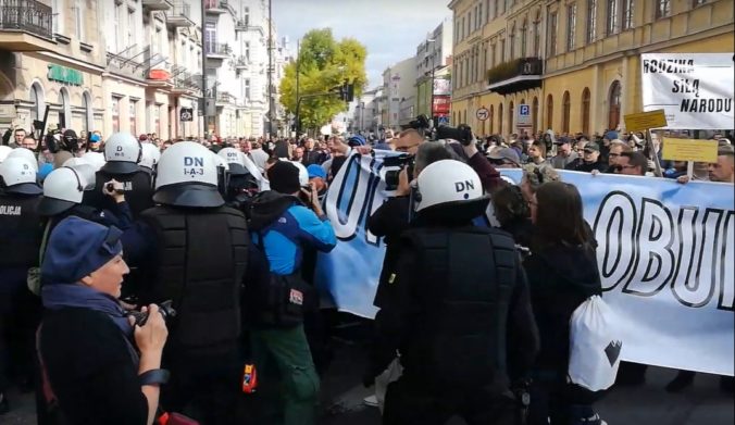 Video: Dúhový pochod v Lubline chceli prekaziť krajní pravičiari, zasiahla polícia a použila slzný plyn