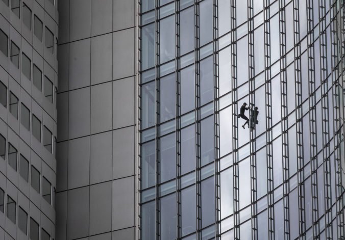 Video+foto: Spiderman vyliezol na mrakodrap vo Frankfurte a zavesil zástavu