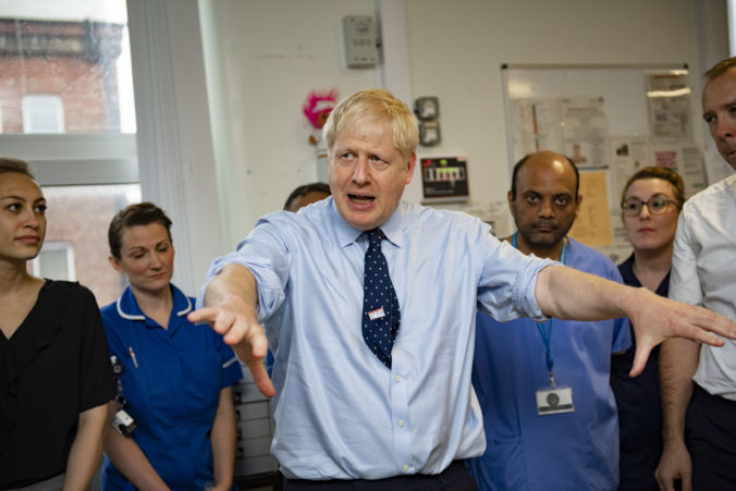 Britský premiér Boris Johnson si o sebe myslí, že je vzorom umiernenosti