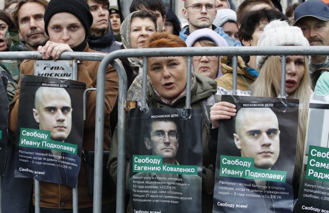 Približne dvadsaťtisíc ľudí v Moskve žiadalo prepustenie demonštrantov, prišiel aj Navaľnyj