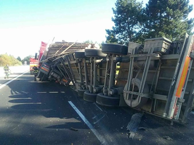 Foto: Diaľnicu D1 pri Dechtároch museli uzavrieť, nákladiak s drevom vrazil do zvodidiel