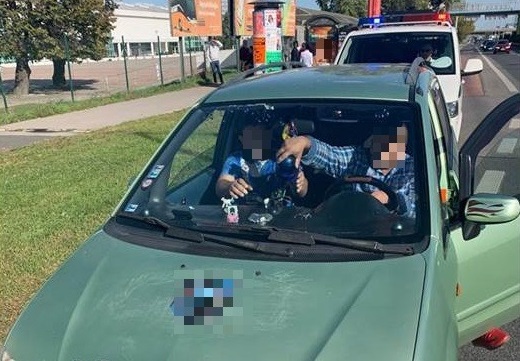 Foto: Vodič Mazdy šoféroval so zákazom, policajtov na seba upozornil modrým majákom