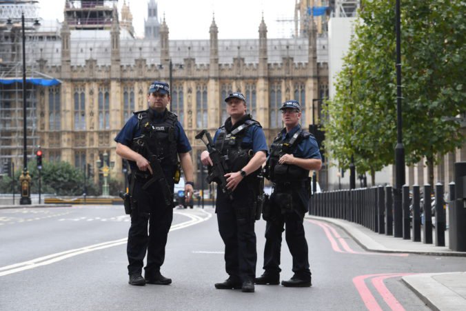 Muž sa polial horľavou kvapalinou pri Westminsterskom paláci, na miesto prišli aj zdravotníci