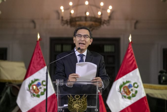 Prezident Peru rozpustil parlament a avizoval voľby, Kongres mu preto pozastavil výkon funkcie