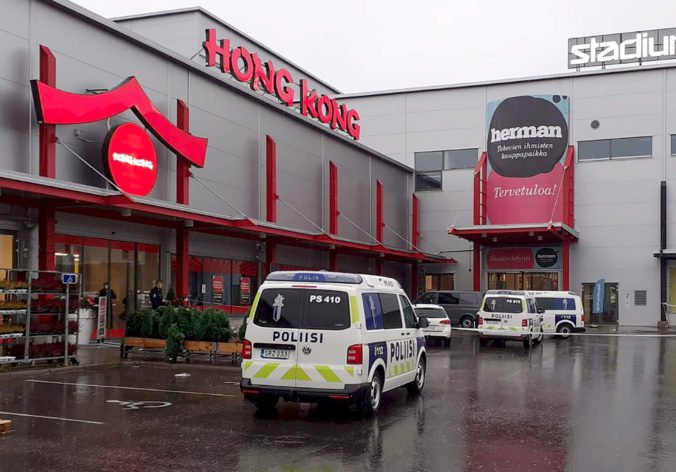 Študent na odbornej škole pobodal mečom niekoľko ľudí, policajti ho zastavili až služobnou zbraňou