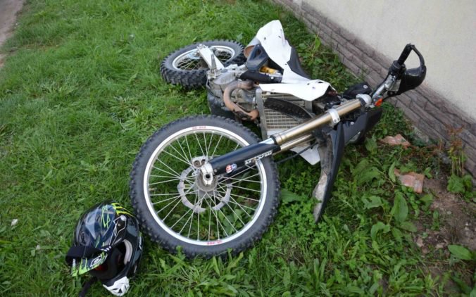 Foto: Z unikajúceho motorkára sa vykľul drogový díler, v taške mal vrecúška s pervitínom