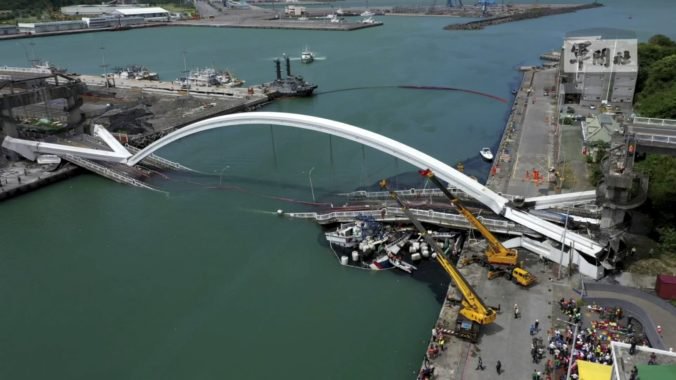 Foto: Zrútenie mosta na Taiwane si vyžiadalo mŕtvych, ropná cisterna dopadla na tri rybárske člny