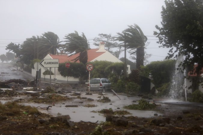Hurikán Lorenzo zasiahol Azorské ostrovy, na školách zrušili vyučovanie a zatvorili úrady