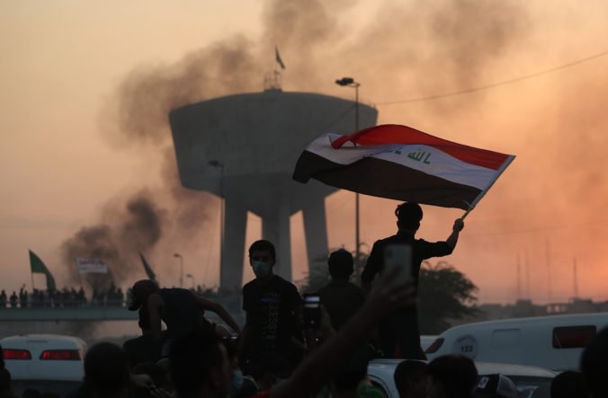Protivládne protesty v Iraku si vyžiadali už päť mŕtvych, takmer tristo ľudí bolo zranených