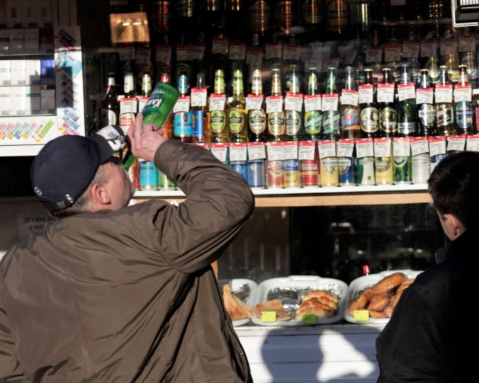 Rusi žijú rekordne dlho, pijú menej alkoholu
