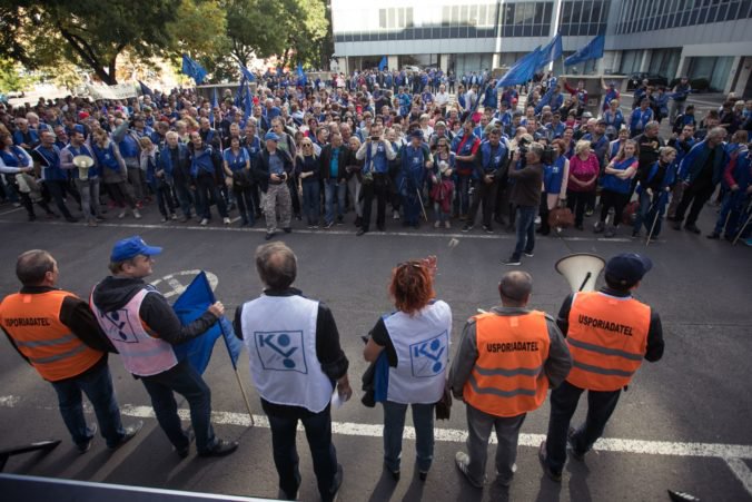 Stovky odborárov prišli pred úrad vlády, žiadajú zvýšiť minimálnu mzdu na 607 eur