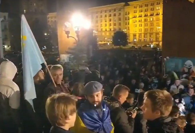 V Kyjeve sa stretli stovky demonštrantov, nesúhlasia s dohodou s proruskými separatistami