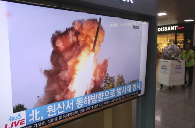 Vystrelili ďalšiu balistickú raketu, Severná Kórea podľa Japonska porušuje nariadenia OSN