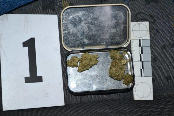 Foto: Kukláči zadržali dvoch mužov, pri prehliadke Fabie našli marihuanu