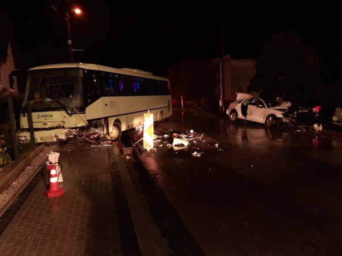 Foto: Mladý vodič Audi prešiel do protismeru a neprežil zrážku s autobusom