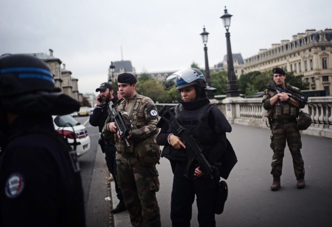 Video: Útok nožom v Paríži neprežili štyria policajti