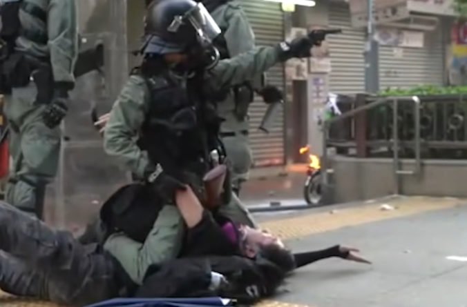 Video: V Hongkongu chcú obviniť tínedžera, ktorého počas protestov postrelil policajt