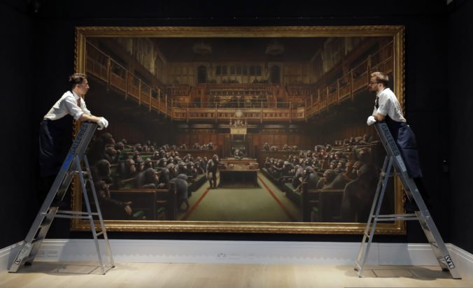 Banksyho maľbu vydražili za viac ako 11 miliónov eur, znázorňuje šimpanzy v britskom parlamente