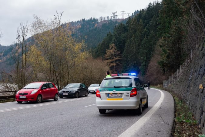 Cestu pod Strečnom cez víkend neuzavrú, silný vietor a dážď nepustia do akcie vrtuľníky