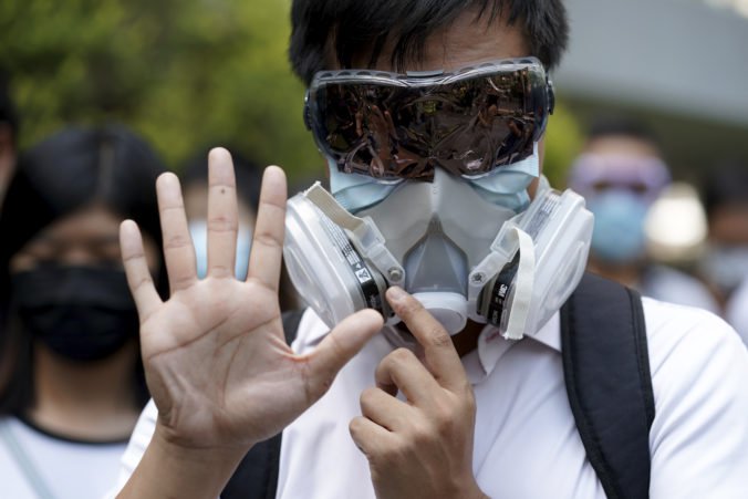 Demonštranti v Hongkongu nebudú môcť na protestoch nosiť na tvárach masky, vyhlásila Lamová