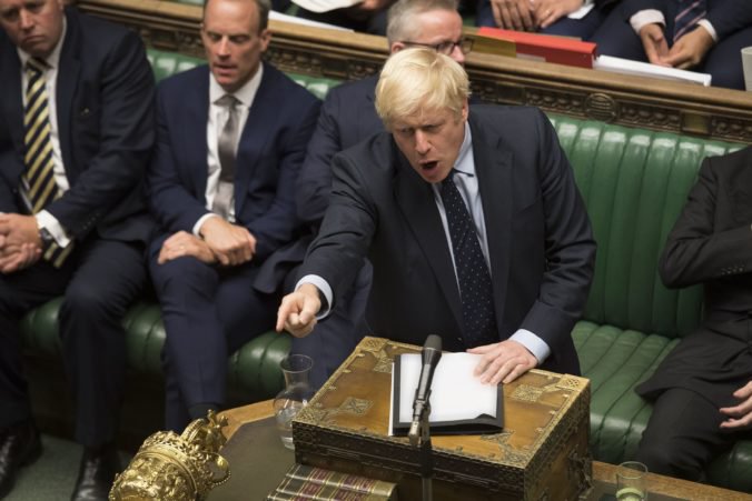 Premiér Johnson by mal vraj požiadať o odklad brexitu, ak parlament neschváli dohodu s Bruselom
