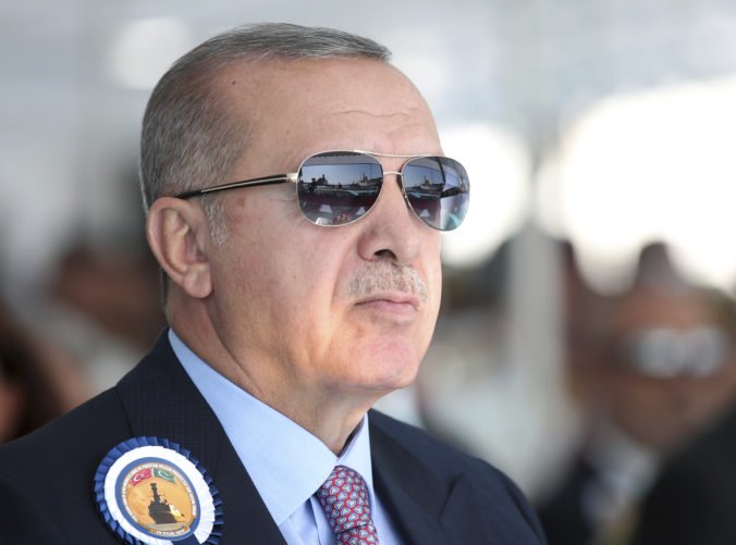 Erdogan pohrozil samostatnou vojenskou operáciou v severovýchodnej Sýrii a adresoval výzvu USA