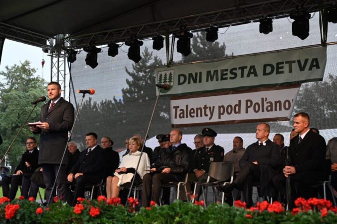 Premiér Pellegrini a minister obrany Gajdoš si pripomenuli 75. výročie partizánskej prehliadky