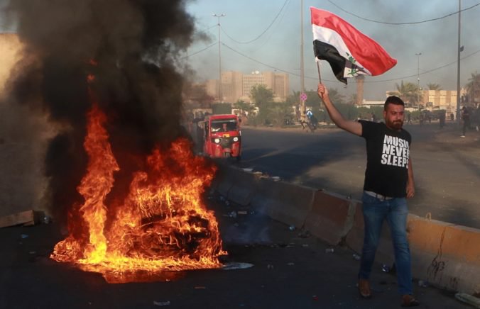 V Bagdade platil po protestoch zákaz vychádzania, ulice čistia od nábojov a trosiek