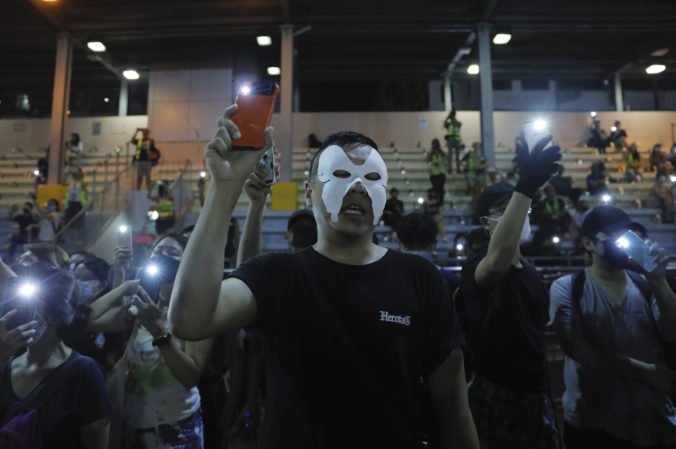 V Hongkongu vstúpil do platnosti zákaz nosenia masiek, demonštranti opäť vyšli do ulíc