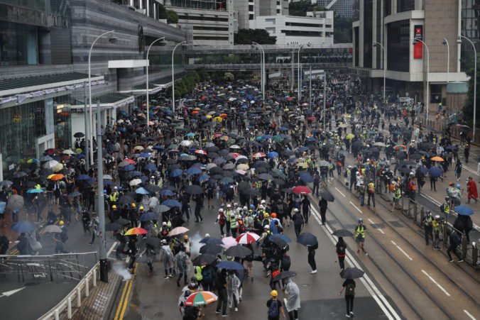 Video: V Hongkongu protestovali proti zákazu nosenia masiek, polícia použila slzný plny