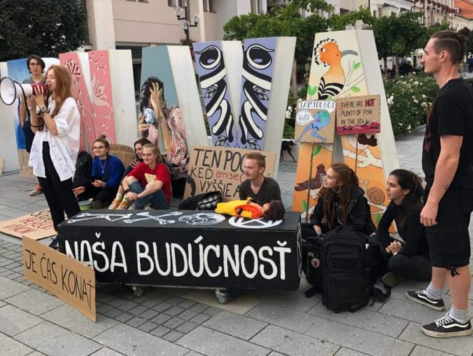 Klimatickí aktivisti zorganizovali v Trnave nezvyčajnú hostinu, na stoloch boli len prázdne taniere