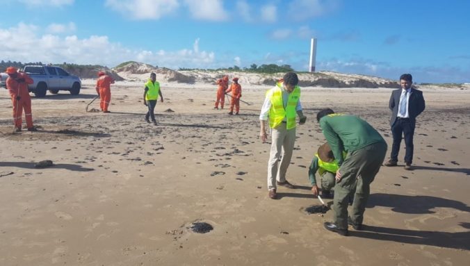Foto: Pri pobreží Brazílie objavili viac ako sto ton rozliatej ropy, škvrny zasiahli desiatky miest