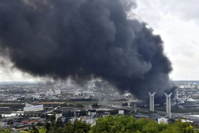 Špeciálne policajné jednotky vyšetrujú požiar chemického závodu v Rouene, prijali mnoho sťažností