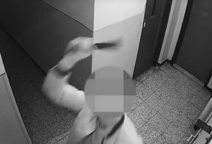 Video: Mačetou rozmlátil bezpečnostné kamery. Mužovi sa nepáčilo, že ho snímajú