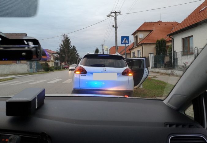 Foto: Policajti chytili opité vodičky, jedna jazdila so zákazom a druhá so zadržaným preukazom