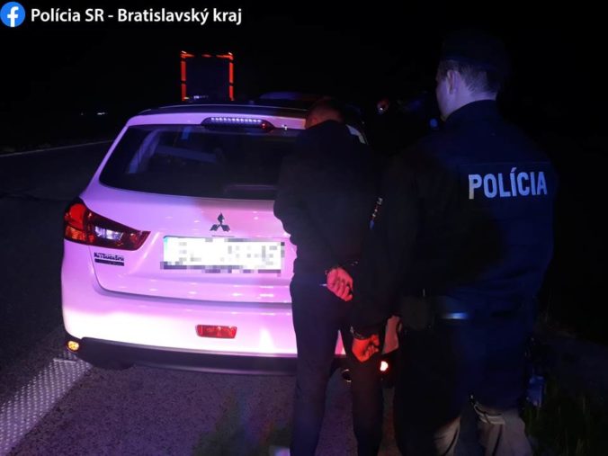 Foto: Policajti na D2 v smere do Českej republiky zadržali vodiča na ukradnutom aute