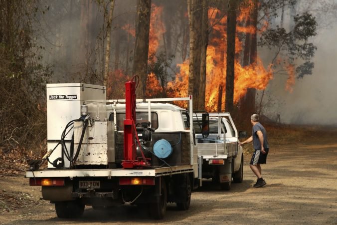 Video: Austráliu sužujú desiatky lesných požiarov, premiér označil situáciu za nebezpečnú