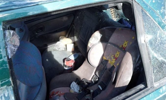 Foto: Vodička prerazila plot a auto sa prevrátilo, chlapčeka zachránila autosedačka Foto: Vodička prerazila plot a auto sa prevrátilo, chlapčeka zachránila autosedačka