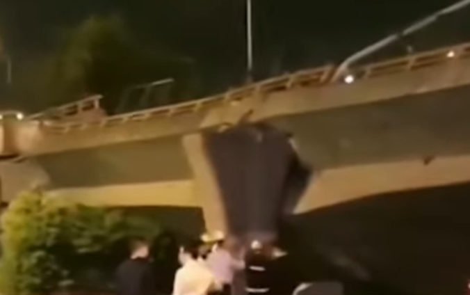 Video: Na východe Číny sa zrútil cestný most, kamión mal viezť takmer 190 ton tovaru
