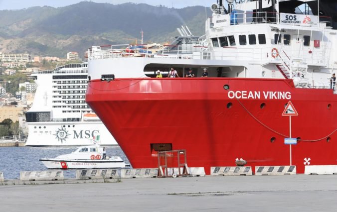Loď Ocean Viking zachránila pri Líbyi desiatky migrantov, tuniské úrady zastavili pašerákov