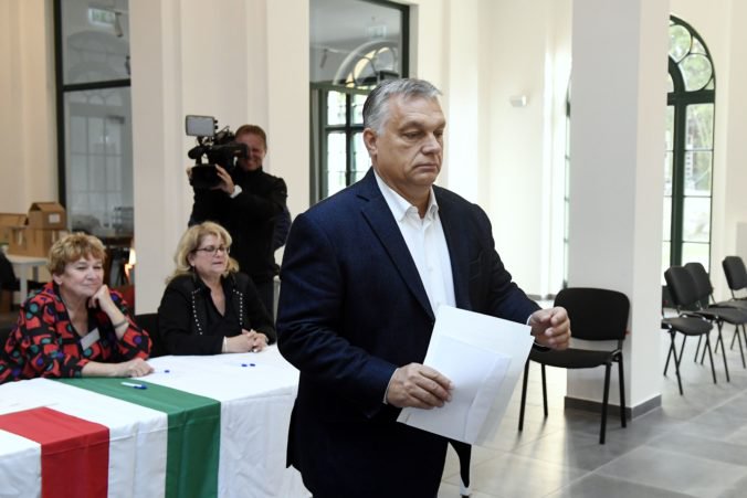 Orbánov Fidesz čelí vo voľbách zjednotenej opozícii, kampaň poznačilo aj video z orgií na jachte