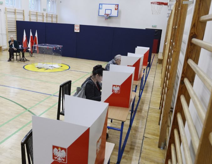 Poliaci si volia nový parlament, očakáva sa víťazstvo strany Právo a spravodlivosť