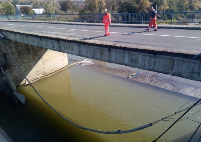 Foto: Medzi Strážskym a obcou Krivošťany sa zrútila časť mosta, úplne ho uzavreli