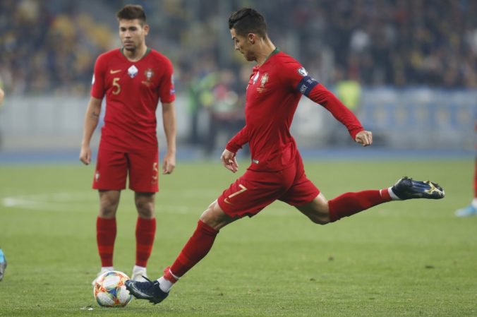 Ronaldo strelil 700. gól v kariére, Anglicko vyhralo 6:0 a Francúzi doma iba remizovali