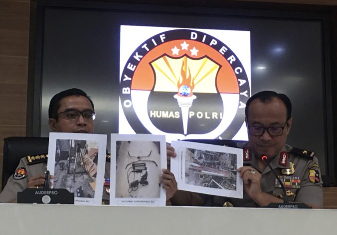 V Indonézii zatkli desiatky podozrivých z príprav teroristických útokov, zhabali aj bomby a nože