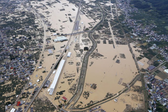 Video+foto: Vrtuľníky pátrajú po nezvestných po tajfúne Hagibis, mnoho miest je stále pod vodou